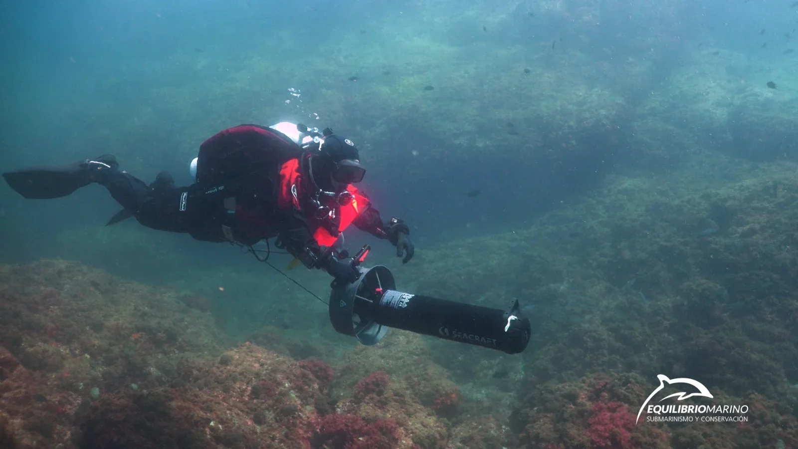 Buceador técnico con scooter submarino en una inmersión avanzada