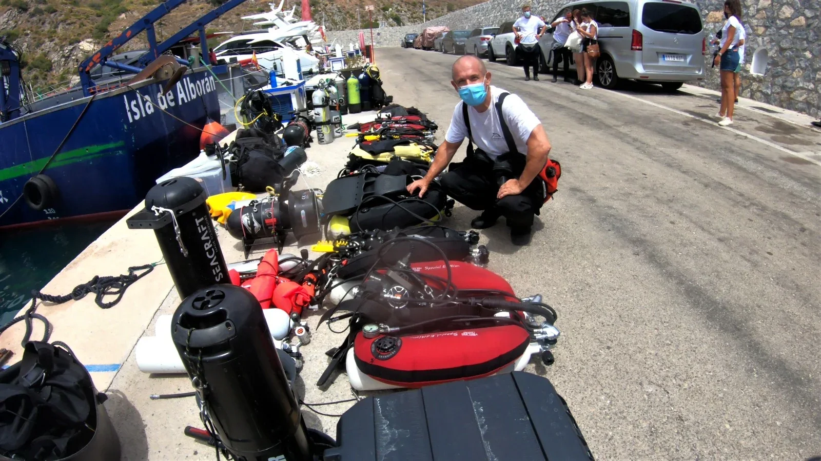 Equipo de buceo técnico desplegado antes de una inmersión